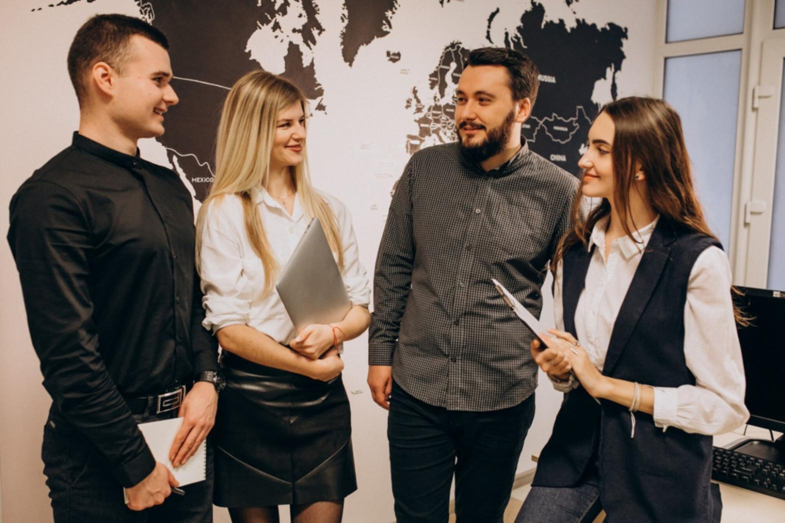 Teilnehmer arbeiten gemeinsam an finanziellen Strategien